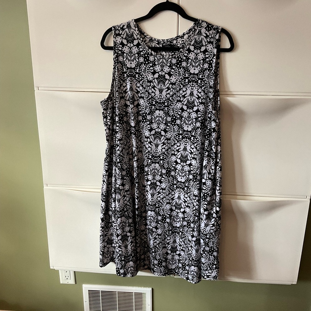 Black and White Sleeveless Dress